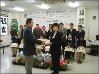 ケナフ紙の贈呈