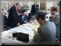 書き損じはがきの種分けの様子