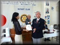 藤波会長より目録の贈呈