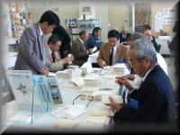 書き損じはがきの種分けの様子