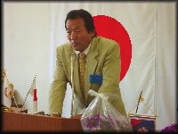 花の説明をする藤波貢会員